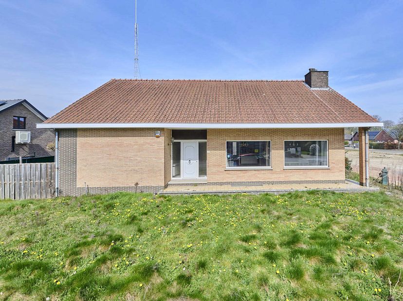 Ben je op zoek naar rustig gelegen en ruime woning met voldoende kamers op zowel het verdiep als de benedenverdieping? Dan is deze woning gelegen op e