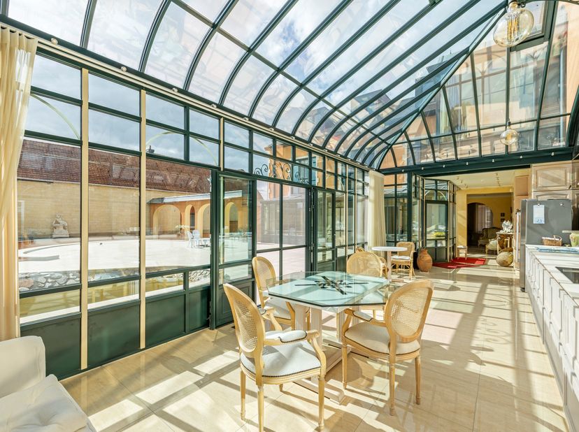 Op een groen en discreet gelegen domein van +-5300m2 in Riemst bevindt zich deze stijlvolle villa, die in 2017 een totaalrenovatie onderging onder lei
