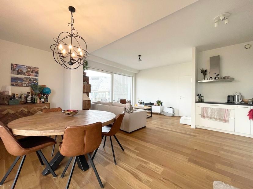 EVERE, ideaal gelegen nabij de NAVO, de ring en vele winkels, prachtig APPARTEMENT (2Ch/1Sdb) in uitstekende staat van 85 m&amp;sup2; met een groot hoekte