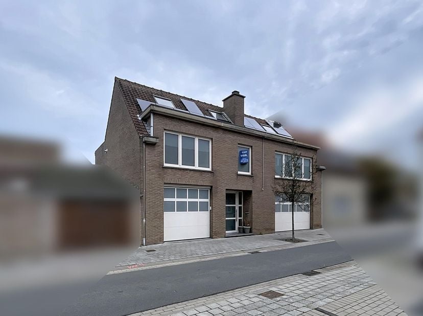 Cette spacieuse maison de type bel-étage offre un grand potentiel pour ceux qui recherchent un bien aux volumes généreux et aux multiples possibilités