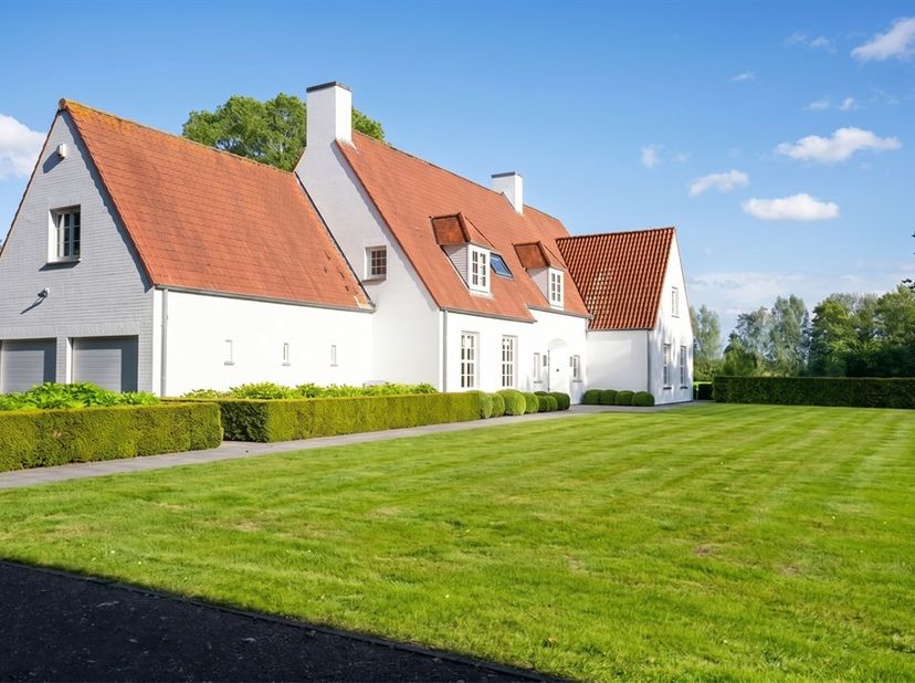 Verscholen op een zeldzaam domein van 2,4 Ha, bereikbaar via een elegante oprijlaan die in een sierlijke boog langs het domein loopt, wacht deze sneeu