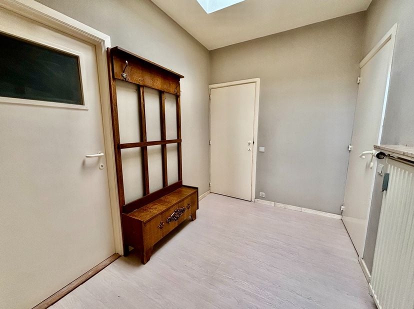 Dit ruime appartement is gelegen op de eerste verdieping van een kleinschalig gebouw, pal in het centrum van Ardooie aan het Marktplein. Dankzij deze