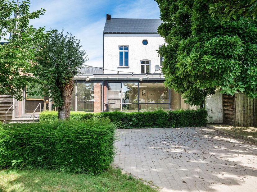 Uniek, authentiek handelspand met woonst op 930m²<br />
<br />
Dit ruime handelspand met woonst werd opgericht tussen 1919 en 1930 en onderging de v