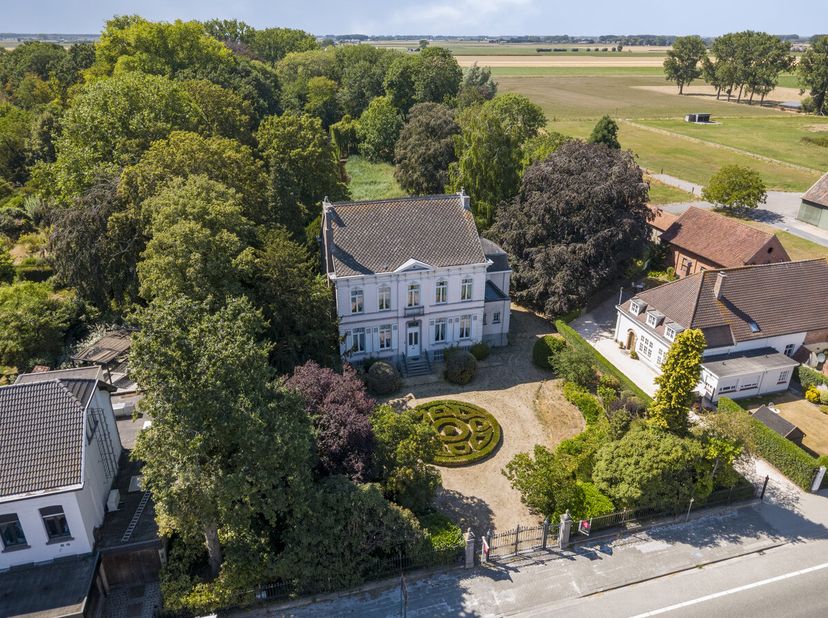 Kasteel Stoffelt opgetrokken in 1869 onderscheidt zich door zijn historische grandeur, solide bouw met ruime indeling en een ongeëvenaard potentieel.