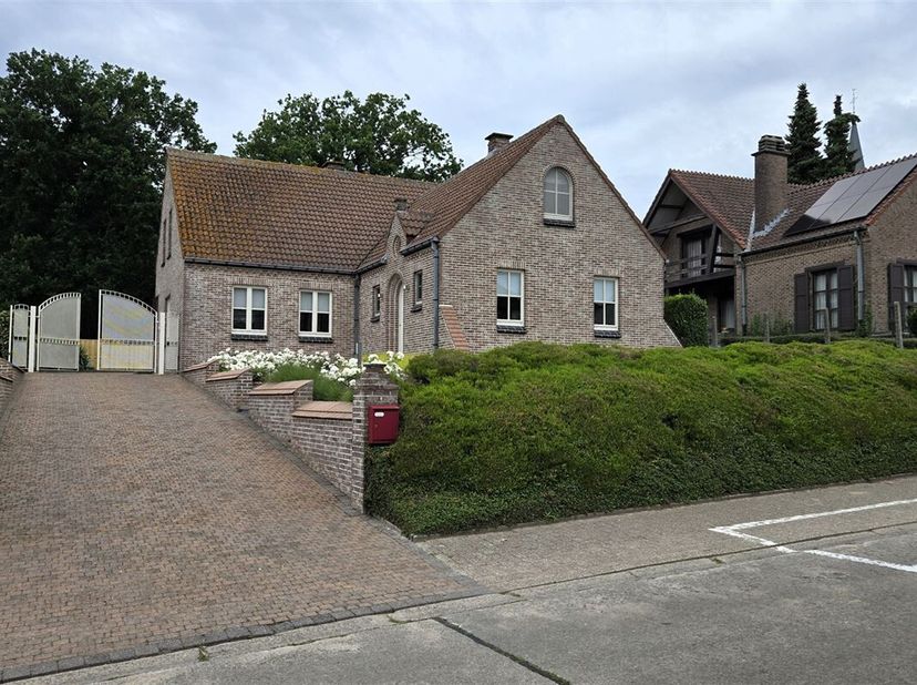 Ben je op zoek naar een woning waar je écht alleen nog maar je koffers hoeft uit te pakken? Zoek niet verder. Deze perfect onderhouden, instapklare op