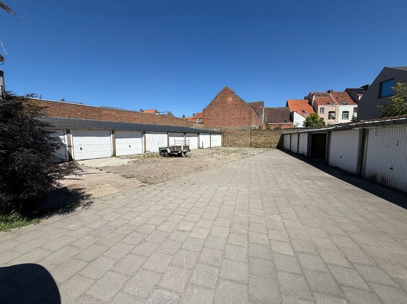 Deze garage in Brugge is interessant gelegen vlakbij het centrum, ze biedt gemakkelijke toegang tot de nabijgelegen voorzieningen. <br />
<br />
Of je