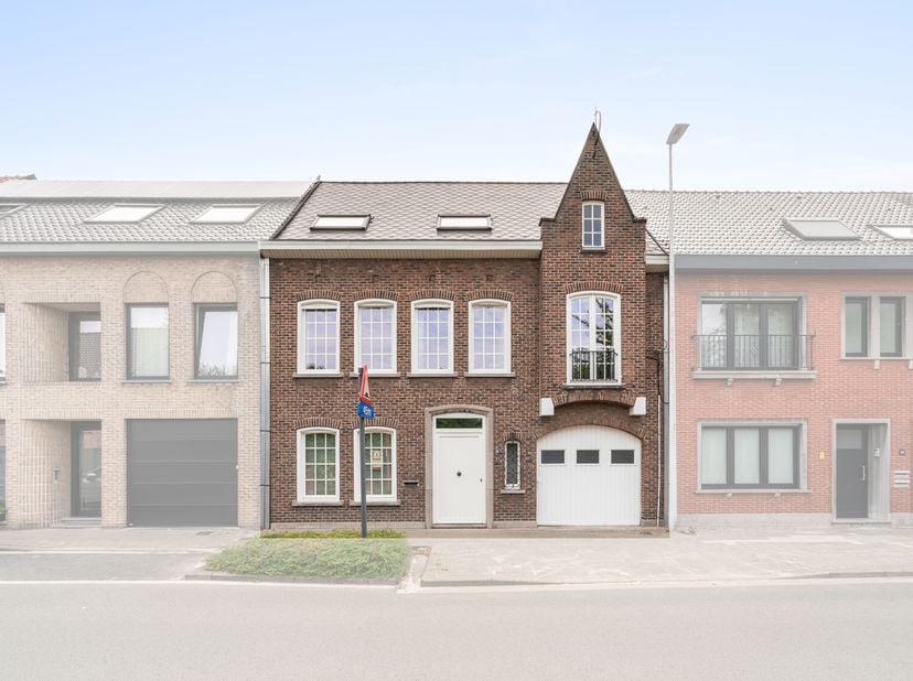 Welkom in de Rabautstraat 76 te Eeklo. Deze woning geniet van een centrale ligging in een rustige straat op wandelafstand van het bruisende stadscentr