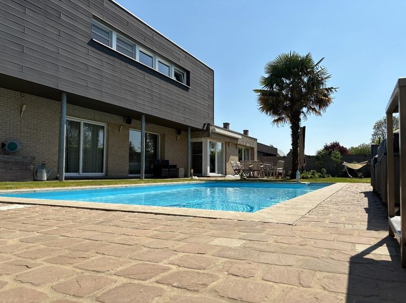 ALLEENSTAANDE WONING MET 4 TOT 7 SLPKS, TUIN EN ZWEMBAD<br />
Deze woning bestaat momenteel uit een woning met 4 slaapkamers en een kantoor/praktijkru