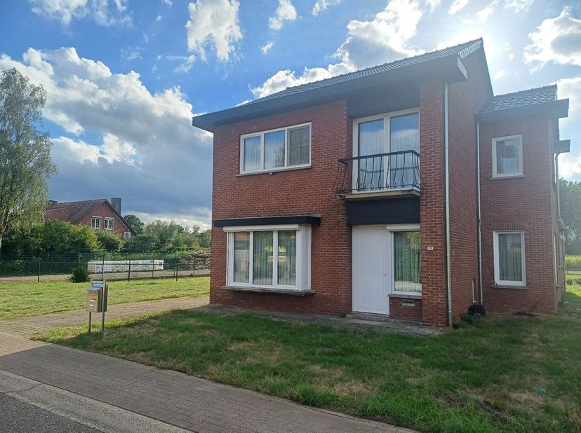 Deze gerenoveerde gezinswoning is gelegen te Grote Heide (Pelt). De woning bestaat uit een inkom achter, berging, toilet, badkamer, keuken, woonkamer.