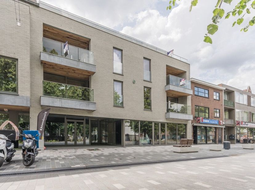 Gunstig gelegen commerciële ruimte (245m²) met kelder (28m²).Casco afwerking. Verdere afwerking in samenspraak.Ideaal voor HORECA met ruim terras.