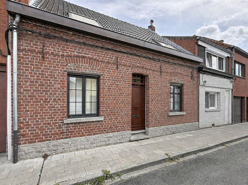 Charmante habitation située à Dottignies, bénéficiant dun environnement agréable. <br />
En face de la maison, vous profiterez également dun garage de