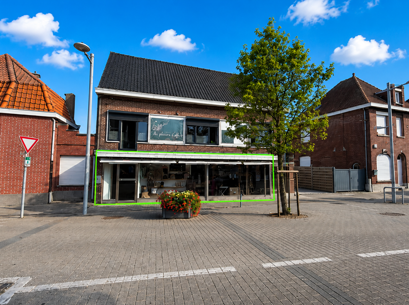 Idéalement situé sur la Place de Leers-Nord, cet ensemble immobilier offre une excellente opportunité pour les professionnels souhaitant développer le