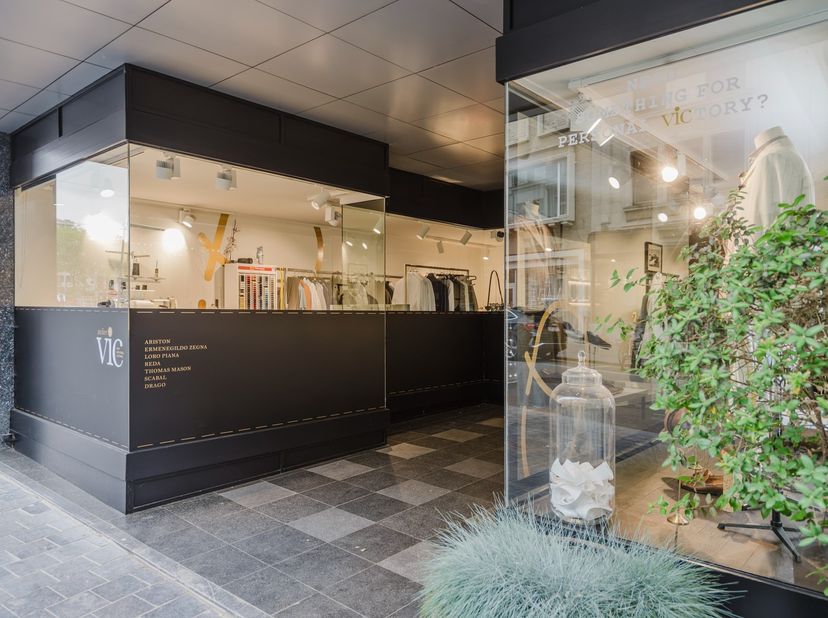 Op zoek naar een stijlvol pand&amp;nbsp;op een toplocatie en&amp;nbsp;op amper één blik van de Grote Markt van Kortrijk?<br />
Dan is dit commercieel uitsteke