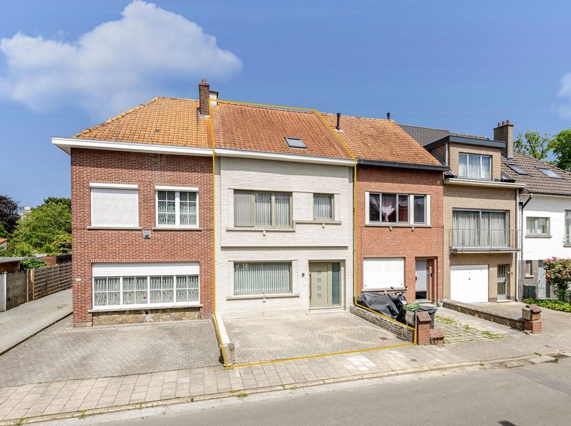 Op zoek naar een ruime en goed onderhouden woning in Aalst? Dan is deze instapklare gezinswoning beslist een bezoek waard!<br />
<br />
Bij het betr