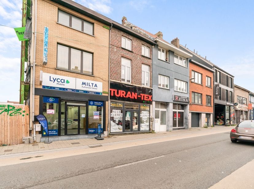 Dendermondsesteenweg 33, 9000 Gent<br />
Op een uitstekende commerciële ligging, op slechts 200 meter van Station Dampoort (Gent), vinden we dit hande