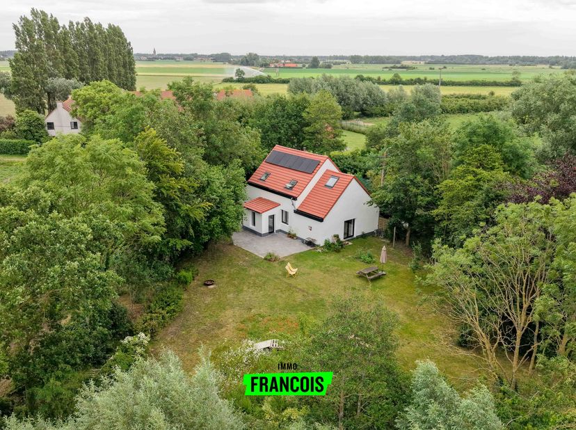 Op een uitzonderlijk perceel van maar liefst 2.171 m² bevindt zich deze exclusieve alleenstaande woning, waar authentieke charme en hedendaags wooncom