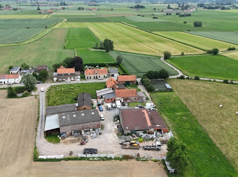 Droomt u van wonen in alle rust, omringd door groen en open velden? Dan is deze charmante hoeve te Ploegsteert (Comines-Warneton) een unieke opportuni