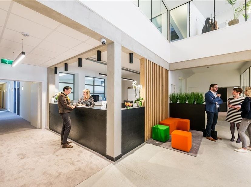 Dit gerenoveerde kantoorgebouw biedt een moderne loftlook met alle hedendaagse voorzieningen. Gelegen vlak bij het Zuid- en Muinkpark én langs de opri