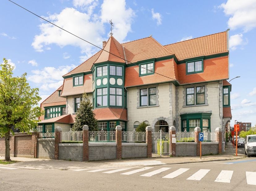 In het hart van Kortrijk, een snelgroeiende stad met een groeiende studentenpopulatie, biedt Villa t' Onzent een unieke kans.<br />
<br />
De bescherm
