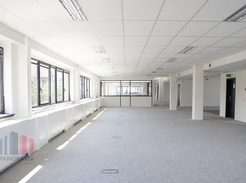 Kantoorruimte&amp;nbsp;van 343&amp;nbsp;m²&amp;nbsp;te koop.<br />
Uitstekend gelegen op slechts 250 meter van afrit 18 van de Brusselse Ring (R0).&amp;nbsp;Het gebou