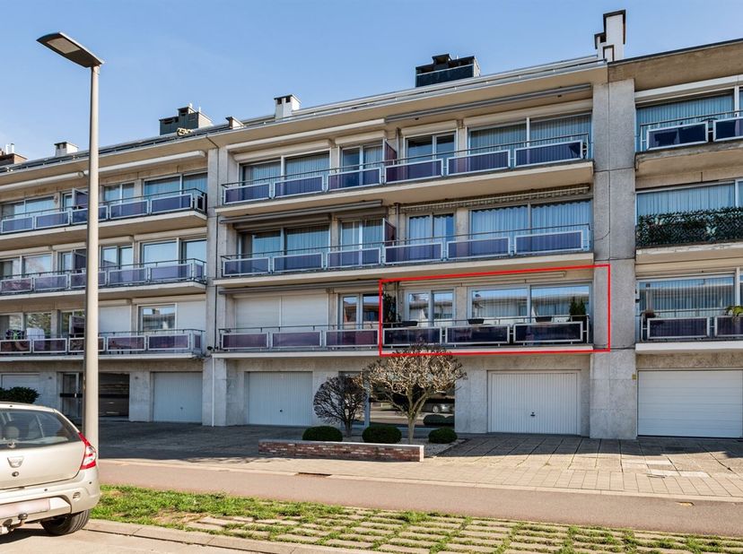 Dit appartement bevindt zich op de eerste verdieping van een verzorgd gebouw met lift aan de Schotensesteenweg in Deurne. De ligging is bijzonder guns