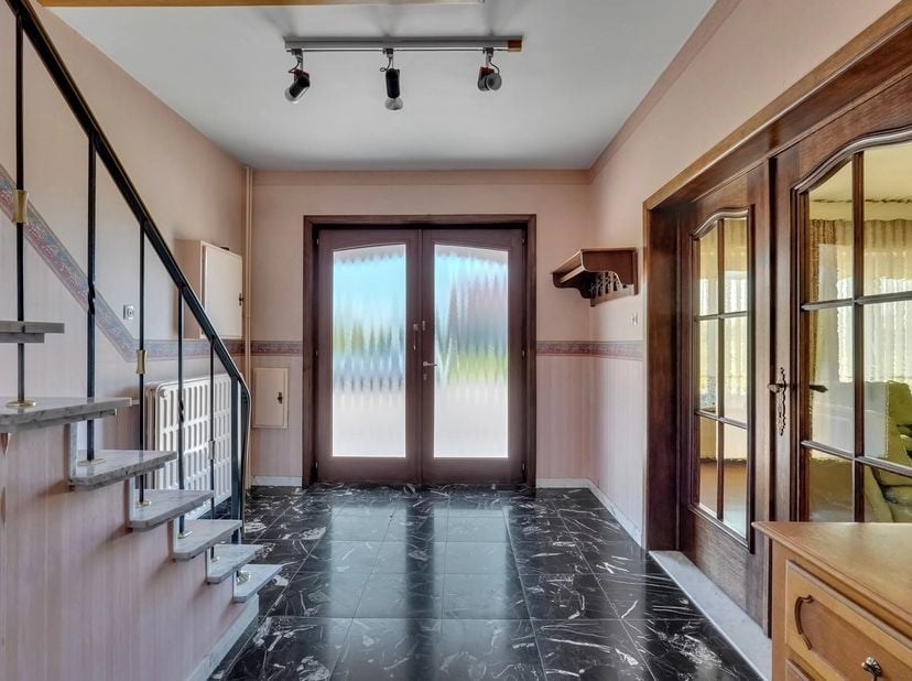 Deze ruime gezinswoning, gelegen aan de Kleistraat 9 in Bilzen, biedt een bewoonbare oppervlakte van maar liefst 171 m² en bevindt zich op een perceel