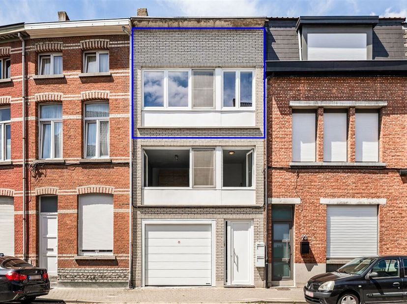 Aangenaam appartement op de stadsrand van Mechelen. Het appartement beschikt over twee slaapkamers, waarvan één doorloopkamer, een lichtrijke leefruim