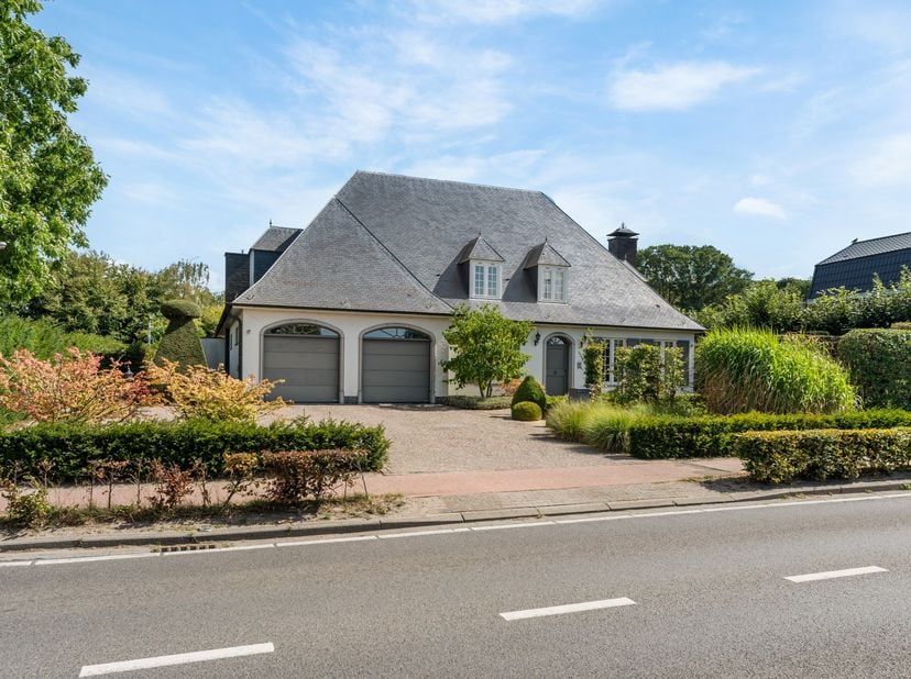 Deze verzorgde villa is gelegen op een groen maar centraal gelegen perceel van +/- 2.081 m². Ze omvat een ruime woonkamer, keuken met veranda, bureau,