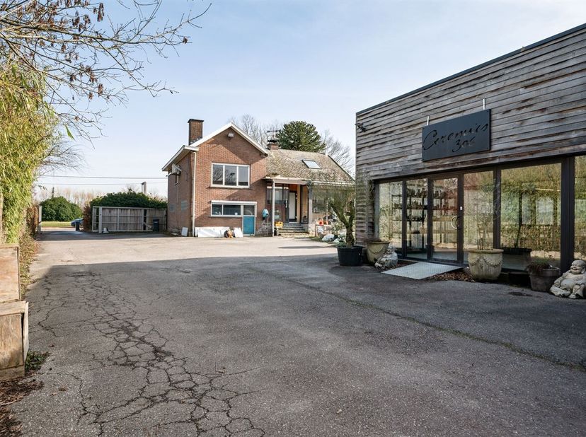 Woning met 3 slaapkamers en een achterliggende grote commerciële ruimte van 429m² die perfect kan dienst doen als bureauruimte, atelier, opslagplaats,