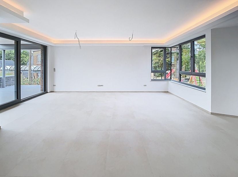 A deux pas des commerces et des commodités,<br />
au rez-de-jardin d'un immeuble de standing avec ascenseur,<br />
nous vous présentons un BEL APPARTE