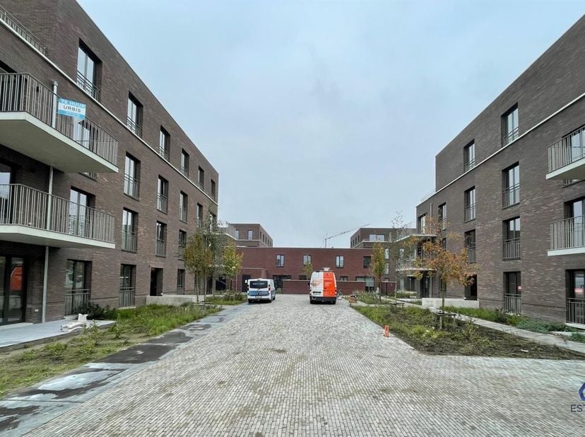 Ondergrondse staanplaats beschikbaar in het complex 'Castor'. <br />
Vlotte verbinding met de Antwerpse Ring en de oprit E17. <br />
Het gebouw besc
