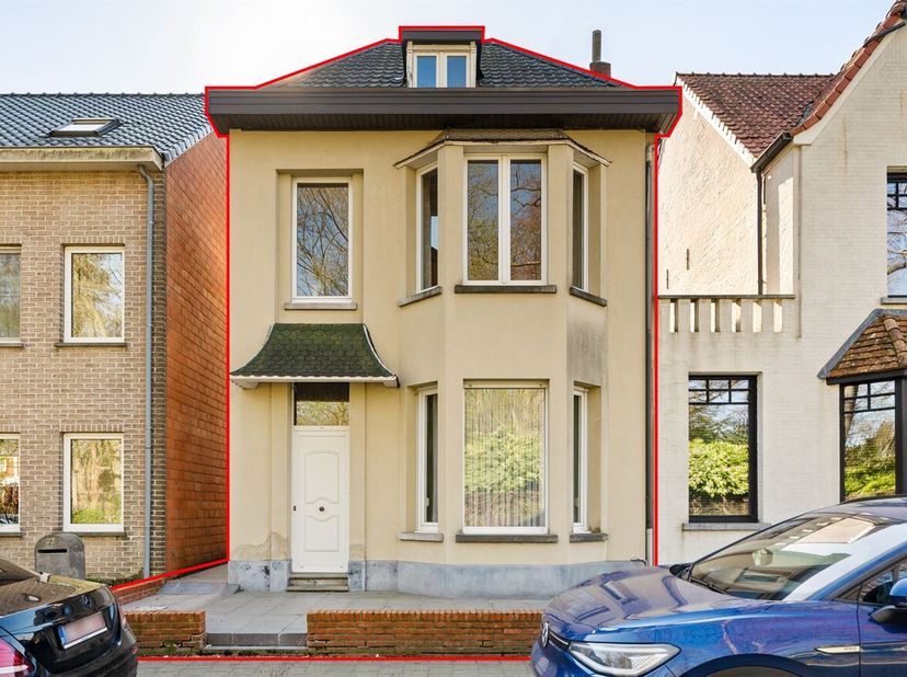 Te renoveren charmante woning met 3 slaapkamers op 490m²<br />
Ligging:<br />
De woning geniet van een goede bereikbaarheid dankzij de nabijheid van d