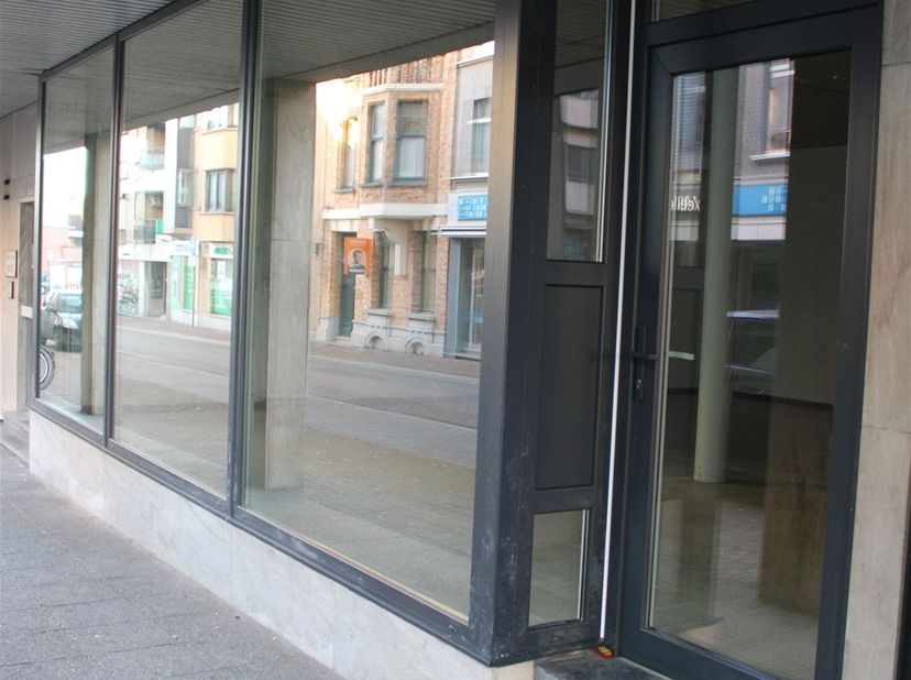 Centraal gelegen handelsgelijkvloers met sanitair blok op een oppervlakte van 55 m². Ramen vernieuwd 2025! EPC: C. EPC-NR: label 'C'