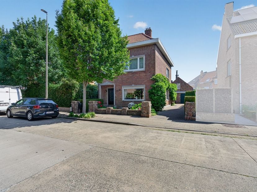 Vous recherchez une maison familiale à vendre à Mariakerke (Ostende) offrant de grands volumes et un fort potentiel ? Cette maison 3 façades à rénover