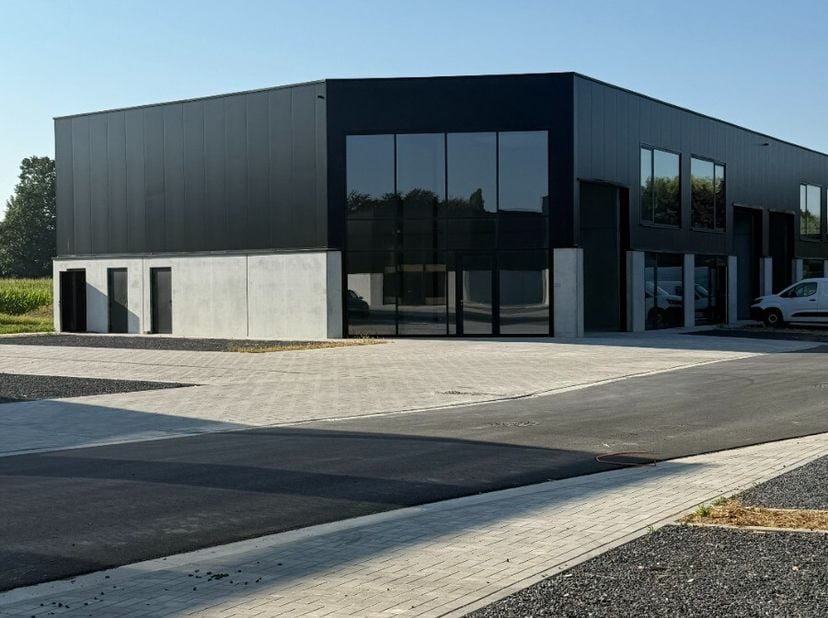 Moderne bedrijfsunit in de KMO-zone van Elverdinge, vlot bereikbaar via belangrijke invalswegen. Dit recente pand uit 2025 biedt een uitstekende uitva