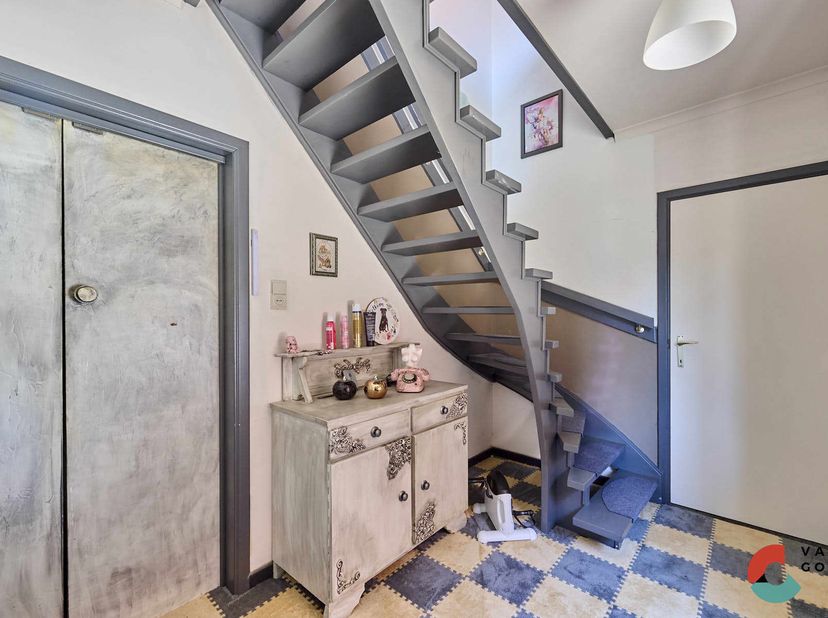 Deze leuke gezinswoning gelegen nabij het centrum van Hechtel, De woning bevat 3 slaapkamers, een zeer gunstig EPC en een grote loods op het diepe per