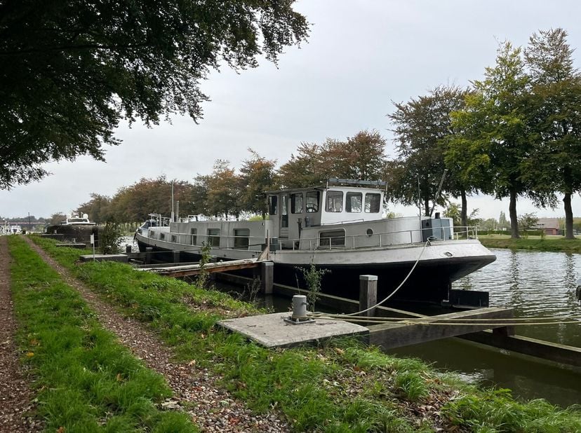 Woonboot "Johanna", met vaste ligplaats en domicilie-adres, gelegen aan de Zuid-Willemsvaart te Bocholt. De 4 vaste ligplaatsen voor woonschepen zijn