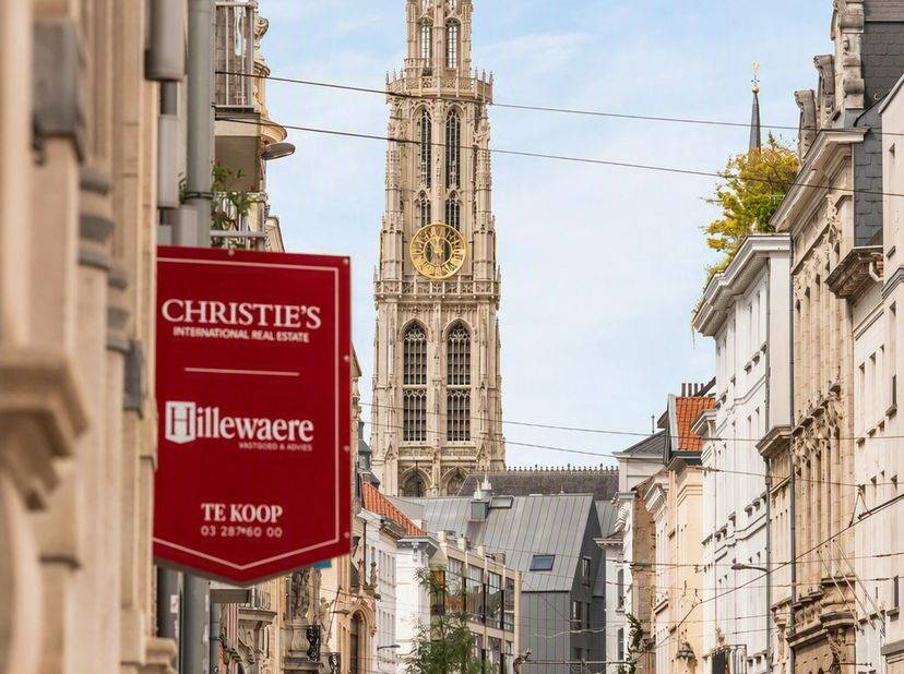 Au cœur du centre historique d'Anvers, à deux pas de la Meir, de la Groenplaats et de la Grand-Place, se trouve cet exceptionnel espace de bureau en d