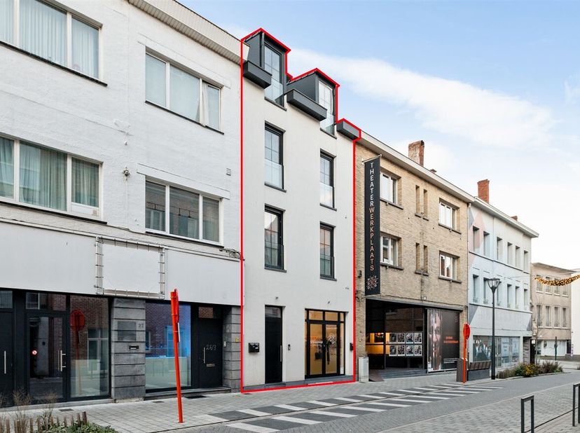 Opbrengsteigendom met handelsgelijkvloers en 2 appartementen<br />
Deze opbrengsteigendom in Turnhout combineert een handelsgelijkvloers met twee comf