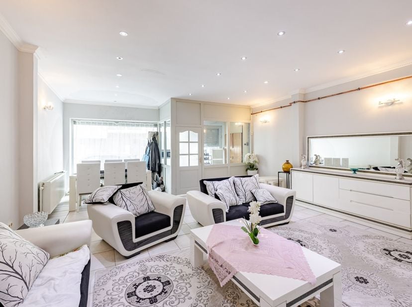 Deze ruime stadswoning is gunstig gelegen nabij het stadscentrum en biedt tal van mogelijkheden dankzij haar praktische indeling en royale woonoppervl