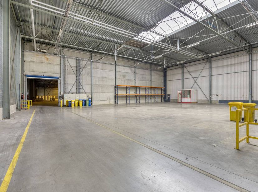 Ce centre de distribution récent est situé à Dilsen-Stokkem, stratégiquement situé entre l'E314 et la frontière néerlandaise, avec une combinaison d'e