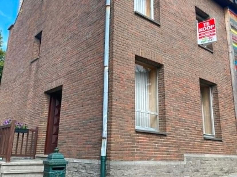 Bent u op zoek naar een woning met karakter én de mogelijkheid om uw eigen droomwoning te creëren? Dan is deze charmante 3-gevelwoning zeker een bezoe