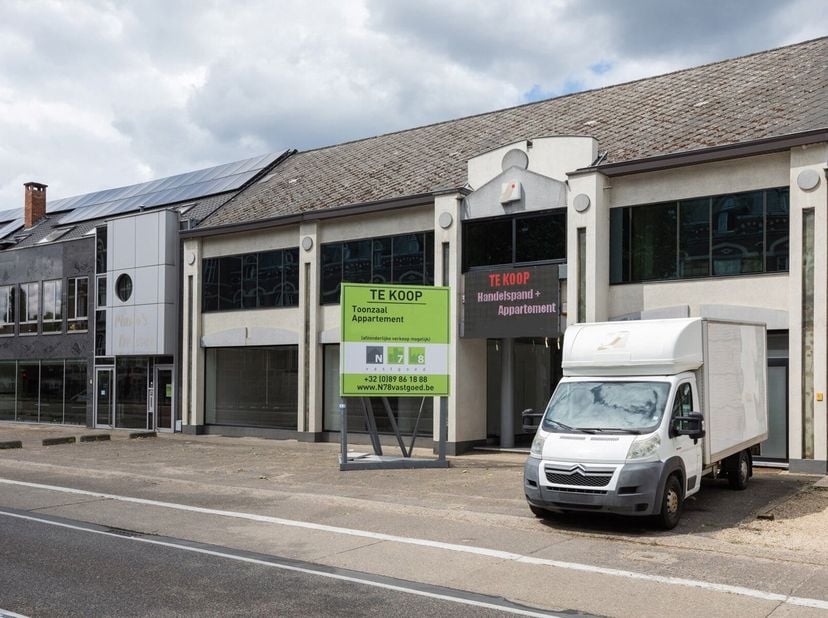 COMMERCIEEL PAND (2692M²) MET RUIM APPARTEMENT (350M²) OP TOP-ZICHTLOCATIE TE MAASMECHELEN.<br />
TROEVEN:<br />
- Top-zichtlocatie! <br />
- Riante t