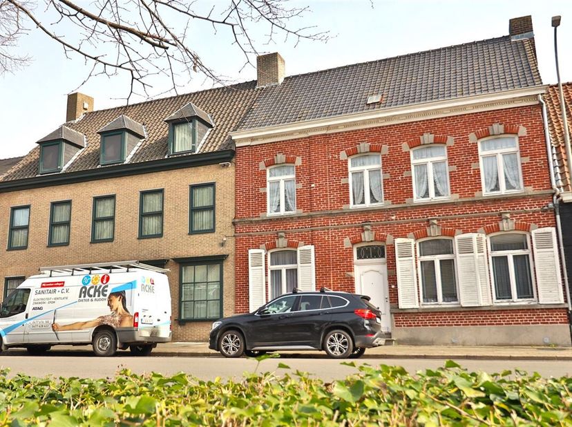 AUTHENTIEKE HERENWONING IN HET CENTRUM VAN ROLLEGEM<br />
Deze statige, straatbepalende gevel siert het centrum van Rollegem en verbergt een woning vo