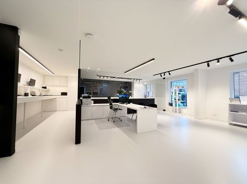 Instapklaar en hoogwaardig handelspand (122 m²) op topligging in Nieuwpoort Stad<br />
<br />
Momenteel huisvest dit moderne handelspand het gekende b