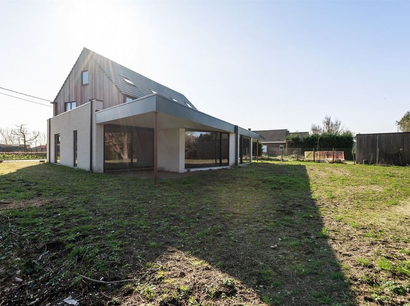 Casco nieuwbouwwoning met 3 slaapkamers, zolder en ruime tuin<br />
Omschrijving<br />
Gelijkvloers<br />
Bij het betreden van de woning komt u binnen