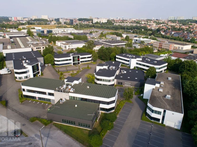 Espace de bureaux de haute qualité de 461 m² avec 472 m² d'espace de stockage à louer.<br />
Situé à seulement 700 m de l’entrée et de la sortie du Ri