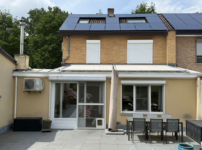 Deze prachtig onderhouden woning is werkelijk instapklaar en energetisch volledig up-to-date gebracht met vernieuwde ramen, dakisolatie, lucht-lucht w