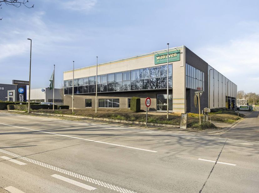 Ce bâtiment commercial à vendre est situé à seulement 5 km de l'entrée et de la sortie de Tienen sur l'E40. À l'avant, il dispose d'un total de 600 m²