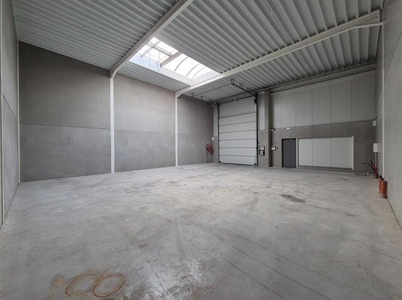 Bent u op zoek naar een ruime en functionele KMO-unit met een uitstekende bereikbaarheid?<br />
Deze nieuwbouw casco unit van 168 m² in het Hélécine G